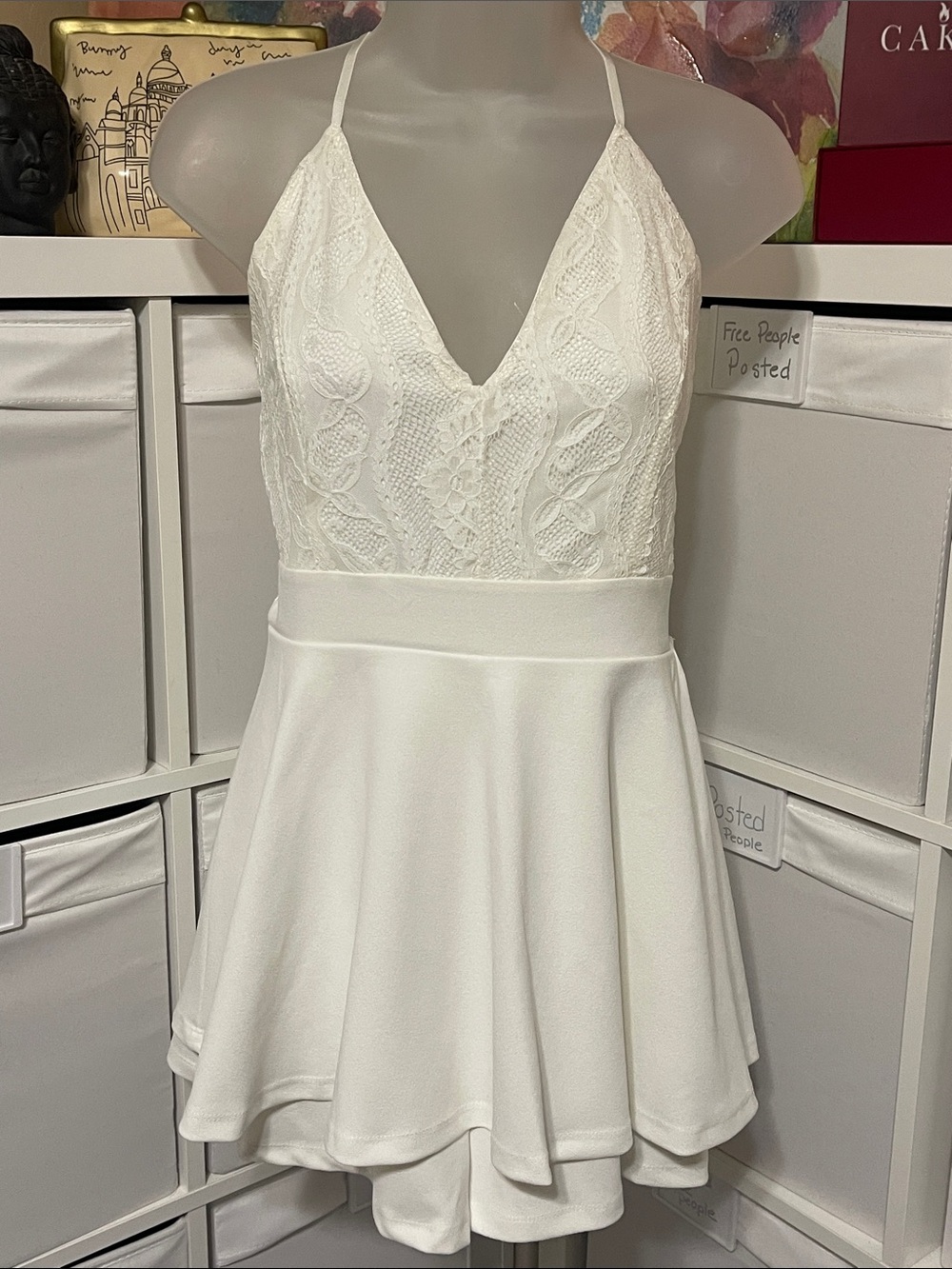 NWOT love tree White Lace V-Neck romper-skort 🔥🤩